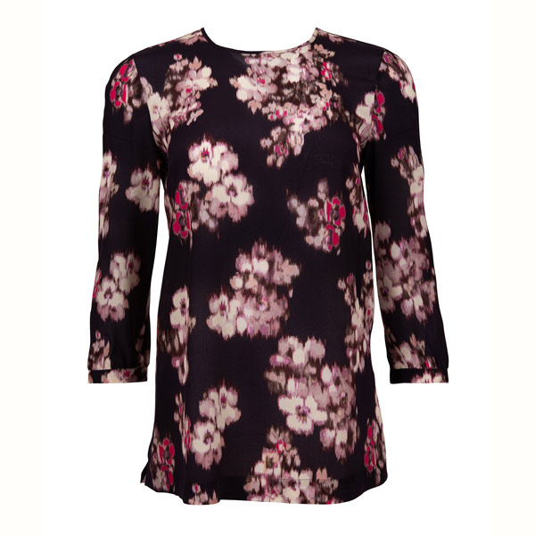 VERWISCHT: Der Blumenprint der Bluse von Max Mara Studio inspiriert zum Träumen.