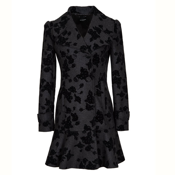 BLACK VELVET Mit schwarzen Samtblumen schmückt sich der Mantel von Marciano.