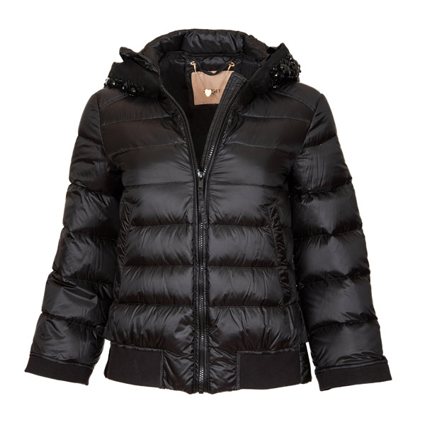 STEIN AUF STEIN: Die Kapuze der schwarzen Steppjacke von Twinset ist mit Schmucksteinen besetzt.
