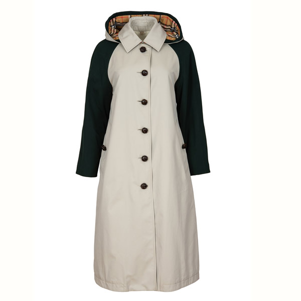 EINGEHÜLLT: Mit seinen olivgrünen Ärmeln und der Kapuze fällt der Trenchcoat von Burberry immer auf.