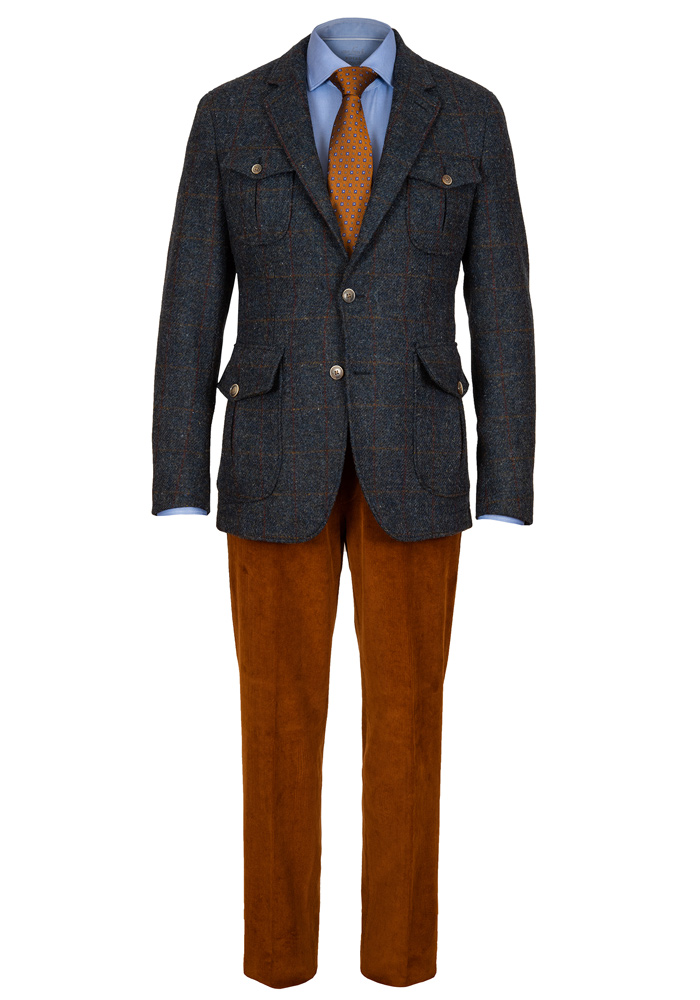 Dunkelblaue Tweedjacke mit dezentem rot-gelbem Karomuster von Hackett, braune Cordsamthose von Hiltl, braun gemusterte Krawatte von House of Gentlemen, blau-weiß gestreiftes Hemd von Van Laack