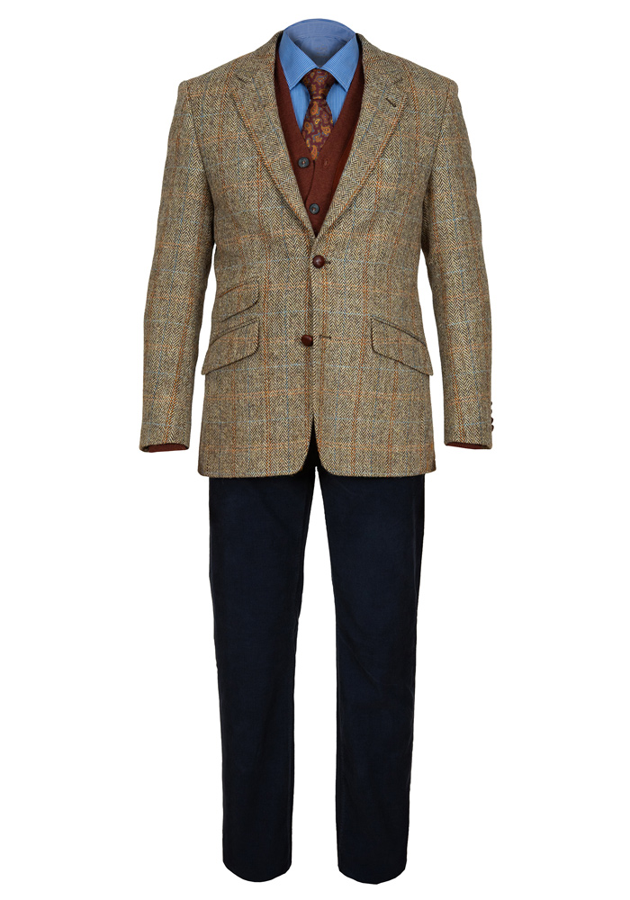 Beige-braun gemustertes Sakko mit Lederpatches an den Ellbogen von Royal Country Life, rostbraune Weste aus Merinowolle und Ziegenveloursleder von Hackett, bordeauxrot-gemusterte Krawatte von House of Gentlemen, blau-weiß gestreiftes Hemd von Van Laack, dunkelblaue Cordsamthose von Trussardi Jeans