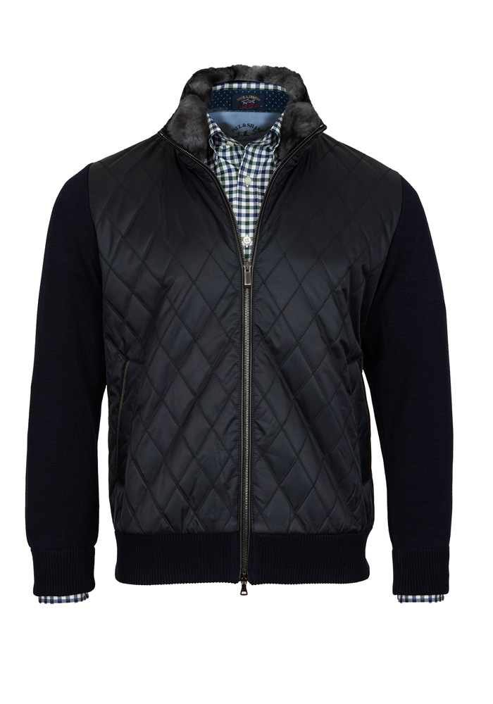 Marinefarbene Steppjacke mit Pelzkragen aus Kaninchenfell und grün-blau-weiß kariertes Hemd, beides von Paul & Shark